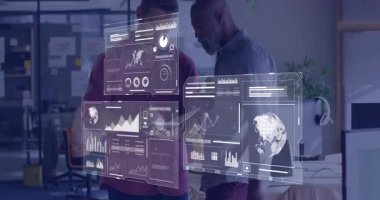 İki analist holografik veri panellerini etkinleştiriyor. Analiz incelemesi için yakınlaştırma çizelgeleri hazırlıyorlar. Teknoloji, işbirliği, yenilik, görselleştirme, iş, analitik, çalışma alanı