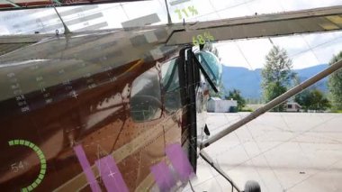 Bir saniyelik artırılmış gerçeklik göstergelerinden sonra performans ölçümleri için uçak gövdesinin üzerinde animasyon yapar. Havacılık, teknoloji, veri işleme, kokpit, uçak, dijital, mühendislik