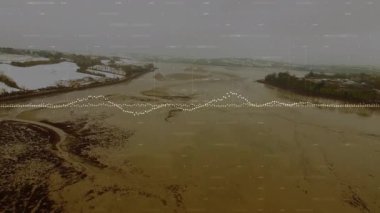 Ses başlangıcında, ses seviyelerini görselleştirmek için ses seviyelerini haritalamak amacıyla haliçlerin üzerinde titreşen animasyon dalga formu. Doğa, manzara, görselleştirme, dijital sanat, dinginlik, kış, organik