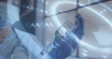 Eldivenli hemşire COVID-19 tüpünü alıyor ve aşı sıvısını tıbbi oklar dozajı vurguluyor. Tıbbi, sağlık, teknoloji, kesinlik, laboratuvar, klinik, yenilik