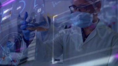 Erkek bilimadamı algılayıcı denetleme çözeltisine ulaşmak için mataraya uzanıyor. HUD yüzdeleri test için güncelleniyor. Laboratuvar, bilim adamı, yenilik, teknoloji, araştırma, analitik, kesinlik