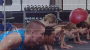 Fitness grubu şınav çekiyor, performansı takip ediyor ve finans tabloları artıyor. Grup egzersizi, dayanıklılık eğitimi, beden eğitimi, spor kıyafeti, spor müsabakası, dinamik hareket, antrenman.