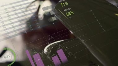 Bulanık kırmızı pervane merkezinden başlayarak yeşil HUD kaplamasını gösteren çizelgeler analitik için şekil alıyor. Havacılık, gösterge paneli, veri görselleştirme, havacılık, kokpit, performans ölçümleri, teknolojik