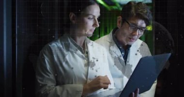 Bilgisayar ve mühendisler sunucu odasında grafiği gösteriyor, teknolojik fırlatma için görüntüyü güncelliyor. Teknoloji, yenilik, işbirliği, veri, analiz, siber güvenlik, modern