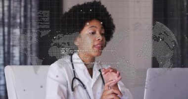 Bilgisayara güç veren ve tele-sağlık danışmanlığını animasyon küresel haritayla başlatan bir doktor. Teletıp, sağlık, teknoloji, profesyonellik, dijital, uzaktan kumanda, danışma