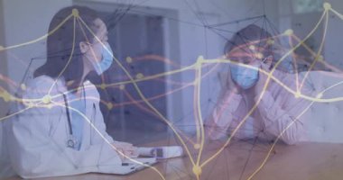 Doktor notları kontrol ediyor, klinikteki oksimetreyi işaret ediyor, hastanın oksijen kontrolü için parmağını sokuyor. Sağlık, sağlık, teşhis, profesyonel, muayene, sağlık, klinik...