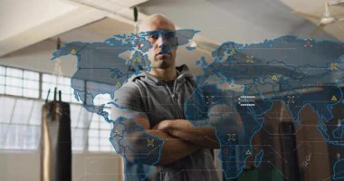 Spor salonunda duraklayan antrenör, dünya haritasının kıvılcımını çıkartıyor. Gelişen teknolojiyi, görsel tehlikelerle örtüyor. Fitness, teknoloji, bağlantı, kentsel, yenilik, dijital, atletik