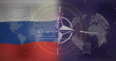 Bölünmüş ekranlı Rus bayrağı dalgalanması, NATO amblemi titreşimi, siber güvenlik için haritanın güncellenmesi. Jeopolitik, teknoloji, siber güvenlik, fütürist, minimalist, dijital, küresel