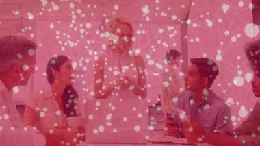 Akıllı telefonları dinleyen ve çizelgelerde görünen animasyon çizelgeleriyle iş toplantılarına başlayan bir kadın. İşbirliği, profesyonellik, takım çalışması, iletişim, sunum, yenilik, modern