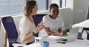 Pazarlama planında işbirliği yapan kadınlar dizüstü bilgisayarın üzerinde görünen sosyal medya simgelerini ortaya çıkarıyorlar. İşbirliği, analitik, takım çalışması, kurumsal, modern, profesyonel, idari