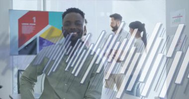 Ofis toplantısına yayılan animasyon veri örtüsü iş haritalarını analiz eden ekibi ortaya çıkarıyor. İşbirliği, takım çalışması, analitik, şirket, yenilik, iletişim, modern