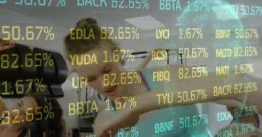 Eğitmen grup halinde pilates makinelerine yan esneyerek etiketlerin yükselme sürecini takip ediyor. Spor, sağlık, esneklik, egzersiz, hareket, stüdyo, sağlık