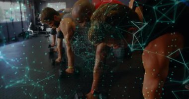 Kereste üzerinde sürükleyici dört halterden oluşan spor grubu ve ana güç için dambıl sıraları sergiliyorlar. Dayanıklılık eğitimi, fonksiyonel fitness, dayanıklılık, spor, vücut egzersizi, dinamik hareket.