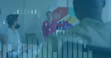 Meslektaşı tableti not ederken, sunucu verileri açıklamak için ekrandaki iş grafiğine işaret ediyor. İşbirliği, takım çalışması, kurumsal, sunum, modern, analitik, iletişim