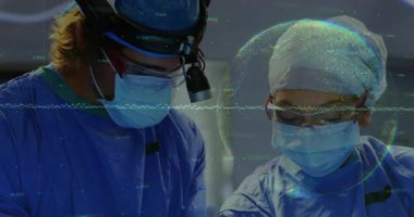 Tıbbi cerrahlar eğiliyor, üstüste binen dalgalanan hologramı görüyor, ameliyatı başlatıyorlar. Cerrahi, yenilik, teknoloji, danışma, işbirliği, hassasiyet, sağlık hizmetleri