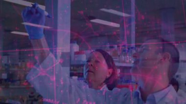 Kadın bilim adamı, pembe ağ örtüsü oluşturan laboratuvar cam panosuna formüller çiziyor. Araştırma, işbirliği, yenilik, görselleştirme, veri, teknoloji, bilimsel