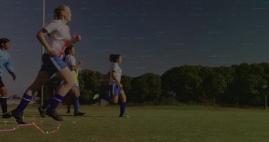 Koçun koşuya işaret vermesi, futbolcuların koşması, istatistiklerin örtüşmesi, durması. Atletizm, takım çalışması, performans, fitness, açık hava, enerji, eğitim