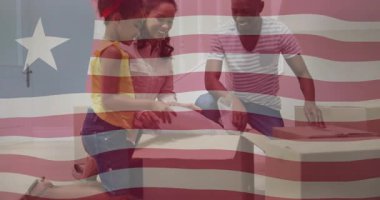 Aile diz çökmüş kanat çırpıyor ve baloncuk ambalajını açmaya başlıyor. Böylece dekorasyon yastığı ortaya çıkıyor. Aile, kutlama, birliktelik, iç mekan, rahat, neşeli, bağlanma