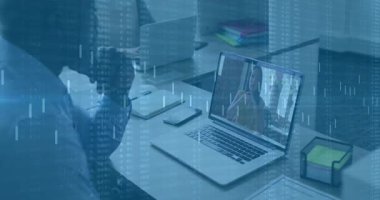 Dizüstü bilgisayara güç veren ve iş görüşmelerine katılan, not alırken veri kaplamaları alan bir adam. Profesyonel, teknoloji, dijital, uzaktan kumanda, iletişim, iş kıyafeti, modern