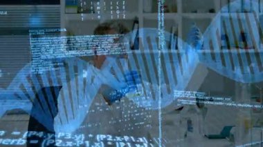 Kıdemli bilim adamı DNA kodu altında şişe pipetleme örneğini inceliyor. Sürücü biyoteknoloji araştırması ile örtüşüyor. Araştırma, biyoteknoloji, kesinlik, deney, laboratuvar, yenilik, moleküler