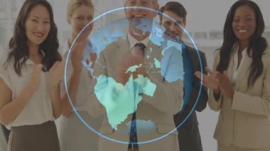 Beş kişilik ekip, dönen holografik küreyi alkışlıyor ve iş stratejisini kutluyor. İşbirliği, yenilik, takım çalışması, kurumsal, fütüristik, başarı, sunum