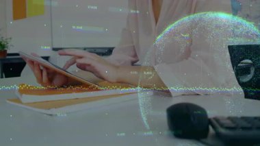 Kadın tablet ekranına tıklıyor ve canlı veri örtüşmesi gösteriyor. Dünyayı soyan ve analitiği doğrulayan. Teknoloji, veri, dijital, analitik, iş, modern, profesyonel