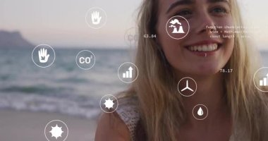 Kamerayla karşı karşıya olan kadın AR iklim veri simgelerini başlatıyor ve emisyonları takip etmek için kafanın etrafında kayboluyor. Çevre, sürdürülebilirlik, yenilik, dinginlik, teknoloji, farkındalık, gelecekçilik