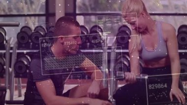 Antrenör elinde dosya tutarak idmanı anlatıyor, stajyer halter kıvrımları takip formu hazırlıyor. Spor, güç, koçluk, kişisel eğitim, egzersiz, değerlendirme, motivasyon