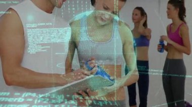 Eğitmen notlar yazıyor ve holografik uygunluk veri küre izleme stajyer performansını etkinleştiriyor. Dijital, sağlık, eğitim, modern, motivasyon, takım çalışması, analiz