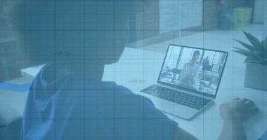 İzleyici dizüstü bilgisayarı açıyor ve iş toplantısına katılıyor. Grafiklerin üzerinde iç görü için artan çizgiler var. Teknoloji, bağlantı, analitik, profesyonel, üretkenlik, yenilik, işbirliği