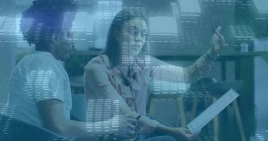 Bayan meslektaşım, teknoloji salonunda kod kaplamalı veri göstergelerini açıklarken belge yetiştiriyor. İşbirliği, takım çalışması, tartışma, yenilik, modern, profesyonel, dijital