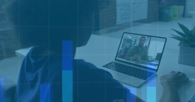 Kadın masa başında çağrı yapıyor, parmaklıkların yükselişini izliyor, iş görüşmesi için çizelge değiştiriyor. İş, iletişim, analitik, uzaktan, dijital, profesyonel, veri görselleştirme