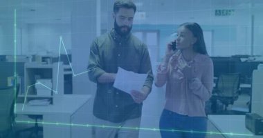 İş arkadaşları nöbet tutarken son teslim tarihinin grafiğini gösteriyorlar. İşbirliği, profesyonellik, takım çalışması, üretkenlik, veri, analiz, iletişim