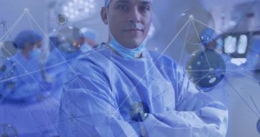 Ameliyathanede ortaya çıkan moleküler ağ grafiklerine bakarak kollarını kavuşturan cerrahlar veri gösteriyor. Tıbbi, yenilik, teknoloji, işbirliği, klinik, kesinlik, fütürist