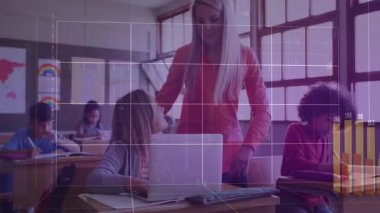 Öğretmen sınıfta öğrenci dizüstü bilgisayarına yaslanıyor, animasyon veri tabloları oluşturarak ilerlemeyi takip ediyor. Eğitim, akıl hocalığı, yenilik, dijital öğrenme, akademik büyüme, gençlik, işbirliği