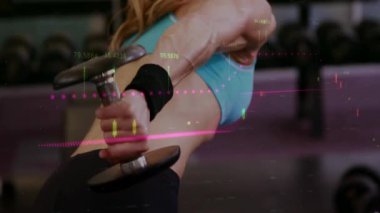 Spor salonundaki kadın, grafikleri üstüste yerleştirilmiş halterli, yatay halterli, yükseltilmiş takip cihazı ölçümleri yapıyor. Fitness, egzersiz, güç, eğitim, analitik, teknoloji, motivasyon