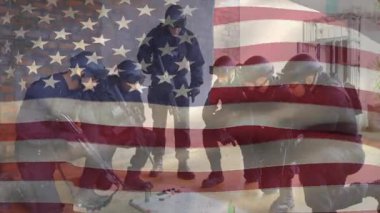 Taktik subayları harita açıyorlar. İşaretleri düzenliyorlar. Sonra da saldırı planı için harita hazırlıyorlar. Askeri, strateji, koordinasyon, takım çalışması, simülasyon, endüstriyel, odaklanmış