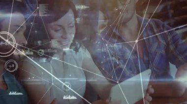 Meslektaşlar tablet holografik verilerin etrafında toplanarak ağ hatları üzerinden grafikleri analiz ediyorlar. İşbirliği, takım çalışması, yenilik, dijital, fütüristik, çalışma alanı, profesyonel