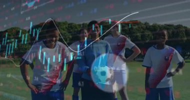 Sahada duran futbol takımı finans verilerini artıran finansal grafikleri tetikliyor. Sporcular, takım çalışması, açık hava, canlı, fitness, rekabetçi, dinamik