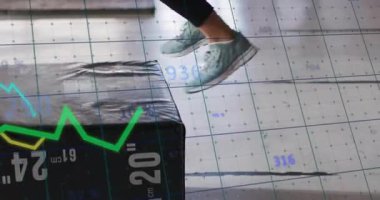 Fitness müşterisi şebeke zemininde kutuya atlıyor, ölçümler antrenör gözlemi olarak dalgalanıyor. Atletik, güç, çeviklik, dinamik, modern, sağlık, performans