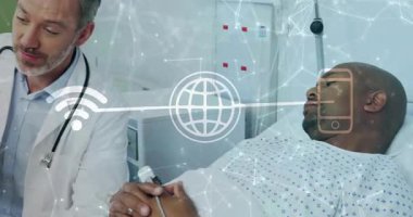 Doktor hastaya oksimetre sondası yerleştiriyor. İzleme için ağ simgelerinin altında röntgen taraması yapıyor. Tıbbi, sağlık, tanı, teletıp, tıbbi teknoloji, hastane, meslek