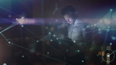 Tek başına tablet ekranı tıklatıyor ve teknoloji ofisinde ağ veri hologramını keşfediyor. Gelecekçi, yenilikçi, bağlantı, dijital, teknoloji, şirket, ağ