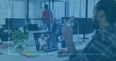 Ofis çalışanı iş toplantısını dizüstü bilgisayarda başlatıyor ve çizgi nabzı atarken lambayı ayarlıyor. Profesyonel, işbirliği, modern, teknoloji, çalışma alanı, uzaktan, analitik