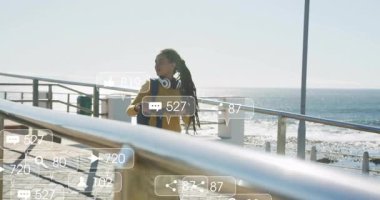 E- scooter kullanan bir kadın, yüzen sosyal medya simgelerine neden oluyor. Kentsel, yaşam tarzı, canlı, teknoloji, açık hava, bağlantı, modern