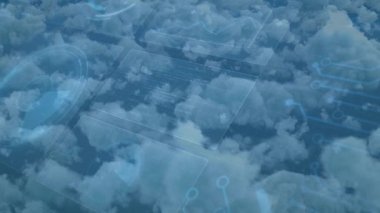 Bulut arayüzü etkinleştiren paneller bulutlar arasında kayıyor, kod akıyor, halka dönüyor, simgeler titreşiyor. Holografik, geleceksel, dijital, teknoloji, arayüz, veri, soyut