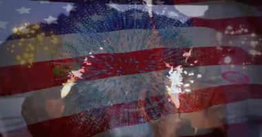 Dört arkadaşın çatıda maytap yakıp bayrak ve havai fişek atmasını kutluyoruz. Şenlikler, dostluk, aydınlanma, şehir, alacakaranlık, birlik, açık hava