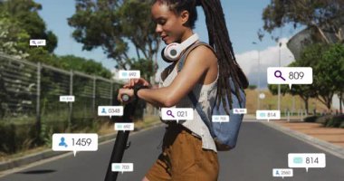 Bir kadın yolda e-scooter 'ı durduruyor, verileri kontrol ediyor ve teknoloji kaplamaları üretiyor. Teknoloji, hareketlilik, kentsel, yenilik, dijital, yaşam tarzı, modern