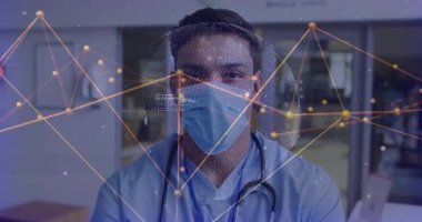 Sağlık çalışanı hastane lobisinde kollarını kavuşturarak veri ağını geliştiren kod ve düğümleri başlatıyor. Tıbbi, yenilik, teknoloji, dijital, profesyonel, modern, bağlantı