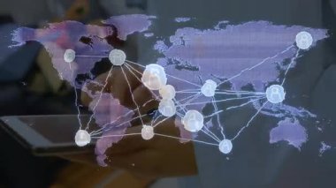 Kadın, tablet ekranını tıklatıyor ve bağlantıları görselleştiren teknolojik ağ düğümleri tasarlıyor. Teknoloji, bağlantı, yenilik, fütürizm, dijital, iletişim, işbirliği
