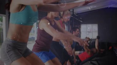 Sinyal veren jimnastikçiler hareket eden dijital kaplamalarla spor salonu ve spor için baskı yapıyorlar. Fitness, power, team work, motivasyon, modern, sportif, sağlık